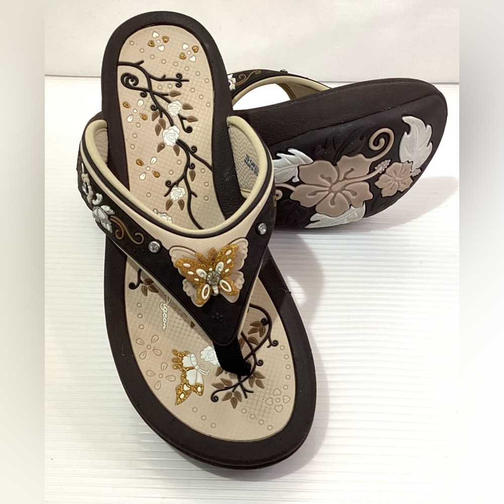 Gold Pigeon Flip Flops Size EU 39 / Us 8-8.5 
Color Beige/ Brown Butterfly Foam